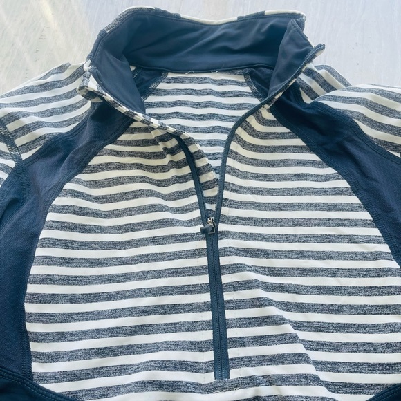 Beautiful Lululemon half zip form fitting long sleeve sweater pullover. Size 6 - Picture 3 of 5